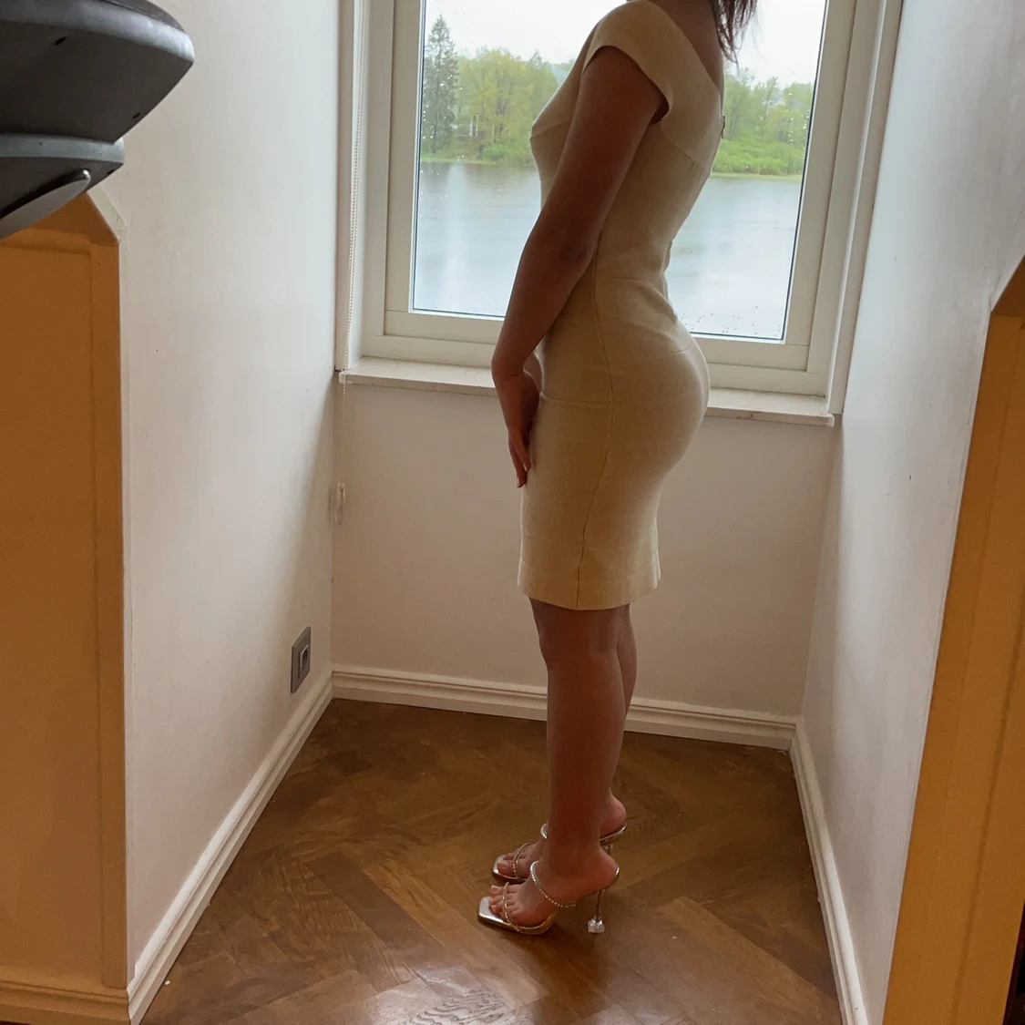 Elegeant beige klänning från guess  - 91