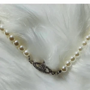 Vivianne westwood - Halsband som påminner om Vivianne westwood. Det är en kopia. Totalt 3 stycken i lager. Hör av dig vid frågor!