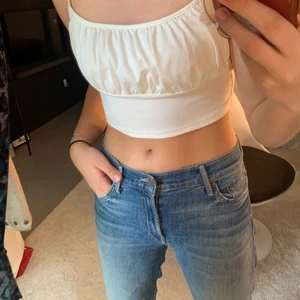 Kort linne - Säljer detta jättesöta linne ifrån H&M!!!❤️ det är nästintill oanvänt och passar perfekt nu till sommaren. Storlek M men skulle säga att den snarare passar för nån som är XS/S