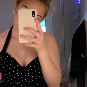 Söt linne - En söt linne med vita prickar.