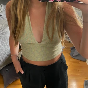 Topp - Egensydd topp! Den är grön glittrig men på sista bilden ser man hur tyget ser ut bättre, dock att den är lite grönare💚💚 Just denna är stängd i bak men kan även sy så att man knyter den, passar xs-L (köparen står för frakt)