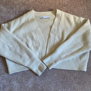 Cream färgad kofta från zara💗🍀 - En varm kofta från zara. Är cream färgad och är i bra skick. Köpare står för frakt 🌺🌸