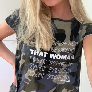 NA-KD T-shirt i kamouflagemönster strl S - T-shirt från NA-KD i kamouflagemönster i storlek Small. Köparen står för frakten! ☺️