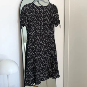 Hjärt klänning - En gullig klänning med hjärtan på💕skulle säga att dne passar en Xs då den inte har någon lapp i sig (kolla gärna in mina andra annonser) 120 INK frakt