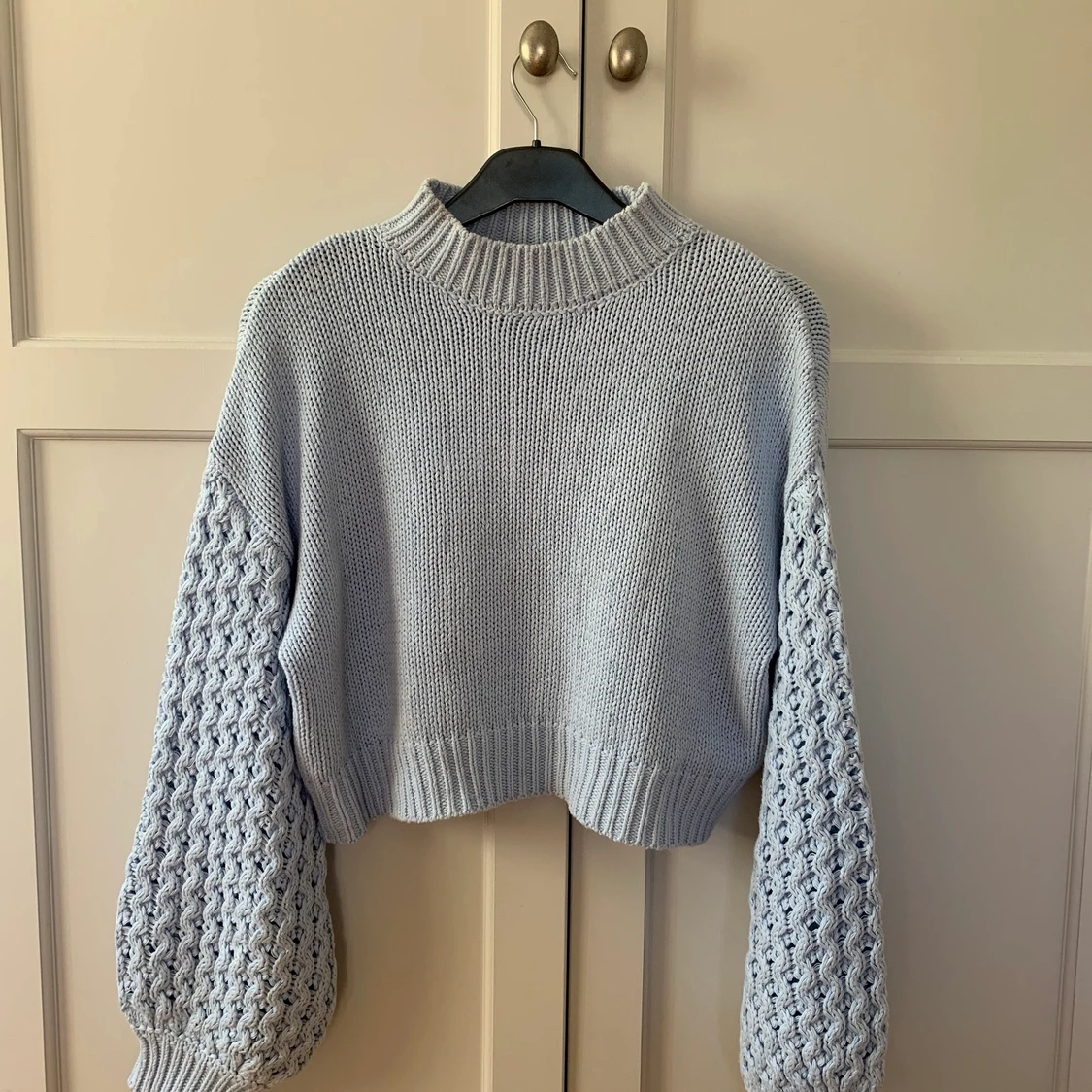 Ljusblå croppad stickad tröja från Forever 21 strl S - 91