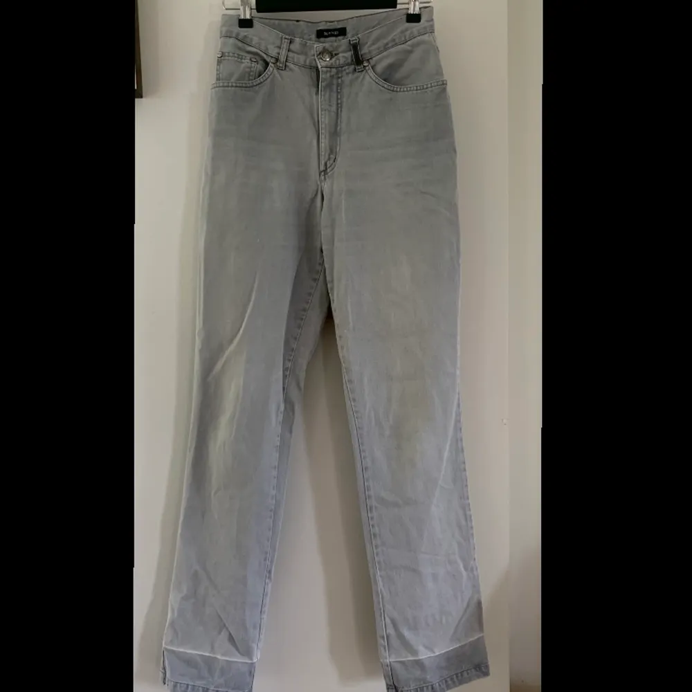 Gråa jeans från SAND. Lite slitningar längst ner från att ha varit vikta men annars perfekt skick🌟. Jeans & Byxor.