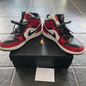 Air Jordan Chicago Mids - Här är mina Jordans som är använda några gånger men inget är sönder! Skorna är 8/10 kondition 