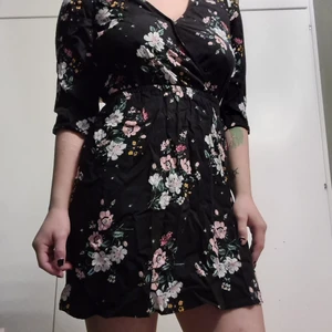 Blommig klänning - Super söt blommig klänning ifrån H&M. Knappen är lite wonky men den fungerar. Storlek 38