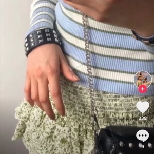 randig topp - Såå fin och trendig topp från zara, helt i nyskick då den endast är använd 2 gånger! Passar allt mellan S-L då den är väldigt stretchig💙💙💙