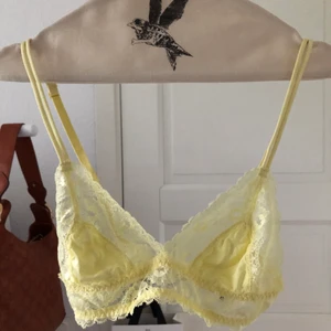 Bralette  -  Bralette från & other stories, aldrig använd! Sjukt fin men tyvärr förliten ✨