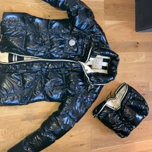 Moncler jacka  - Jätte fina jacka hyfsat nya inga skromer, luva ingår går att ta av. Frakt står köparen för! Kör budgivning av försäljningen. 