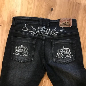 Jeans - Supersnygga jeans Victoria Beckham style😍.. fint skick förutom några stenar som saknas ✌️ möts och fraktar  Hyfsat lågmidjade, ”midje”måttet är 79 cm och innerbenslängden 74 cm. Dom är dock något uppsydda så går att sprätta upp så dom blir längre. 