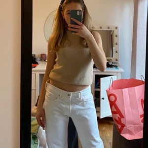 Vita jeans - Säljer mina vita 501 Levis. Storleken är W32 L32 men som du kan se på sista bilden har jag sytt in dem i midjan. Detta kan man enkelt ta bort om man vill det. På mig sitter de hyfsat löst och jag brukar ha storlek 36 i byxor.(Jag är 165 cm) Köparen står för frakt💕