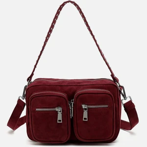 Noella väska - En vinröd noellaväska. Använt några gånger men i väldigt bra skick. Man får plats med väldigt mycket i väskan vilket är bra! Jag säljer pga att jag inte använder den så ofta längre. Köpt för 899 sek