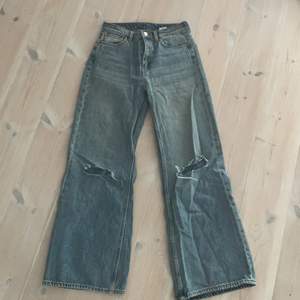 Jeans i strl 26/34 i modellen ”Ace san fran blue”. Egen gjorda hål på knäna men har sytt runt dem så att de ej repar sig.