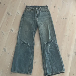 Jeans weekday - Jeans i strl 26/34 i modellen ”Ace san fran blue”. Egen gjorda hål på knäna men har sytt runt dem så att de ej repar sig.