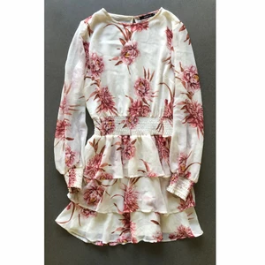 Klänning - Sommarklänning i storlek 36. Från ginatricot. Använd 2ggr, är i fint skick. 