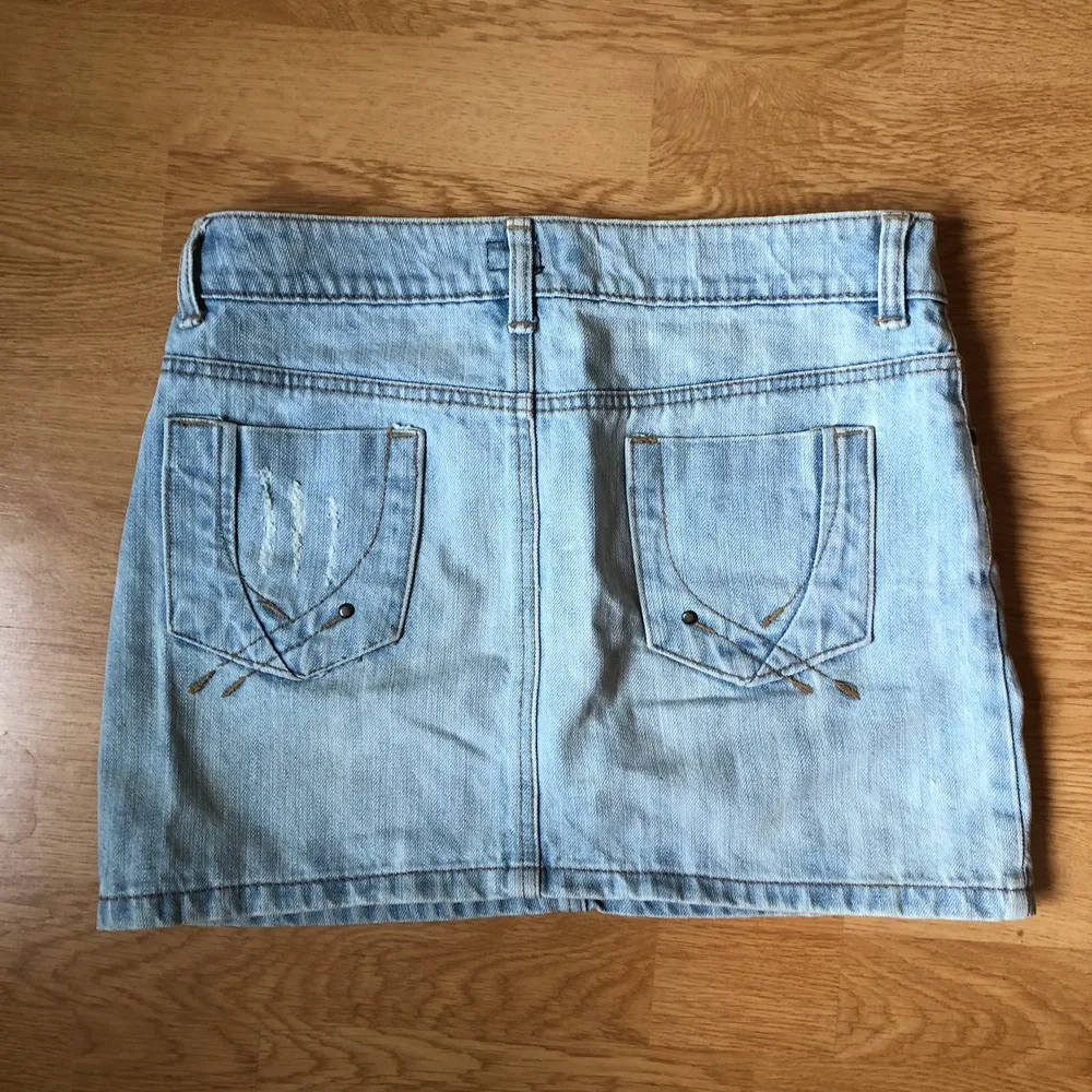 Mini skirt av blekt jeans från märket Rauff Jeans. Jättesomrig och 2000s känsla.. Kjolar.