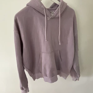Lila hoodie - Lila hoodie från weekday i storlek S men oversized modell. Har lite små fläckar som inte syns på långt håll (se bild 3) men annars i fint skick!💜✨