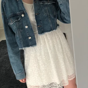 Klänning - En vit klänning i spets som användes förra året på skolavslutningen. Fina detaljer där bak! Kommer ifrån H&M. Lappen är bortklippt men har för mig att storleken är XS-S. Passar mig som har S i vanliga fall💛💛