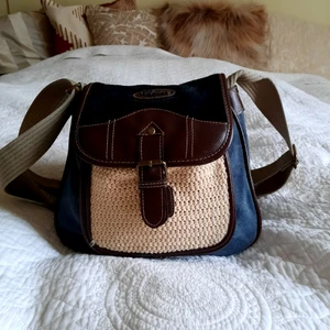 Strandig väska - Härlig trendig i väldig gott skick! Väldigt praktisk och bandet är reguljerbart! Kan mötas upp eller skicka!