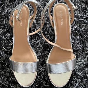 Silvriga klackar stl 39!  - Köpte skorna förra året men jag använde klackarna 1 gång och det var till balen. Men dom är i bra skick ! Jag tror att klacken är 4-5 cm. Originalpris: 350kr
