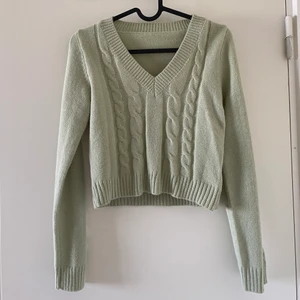 Pastellgrön tröja - En jättefin stickad, pastellgrön tröja som är helt ny och oanvänd. Storlek S men skulle även passa de i XS. Frakten ingår ej.