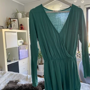 Jumpsuit  - Turkos jumpsuit (shorts inte långa ben) från Nelly i storlek S! Superskönt material perfekt till sommaren🍓 hör av dig vid frågor!