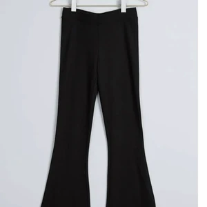 Petra trousers - Utsvängda byxor från Gina tricot i storleken xs🖤 nyskick🖤