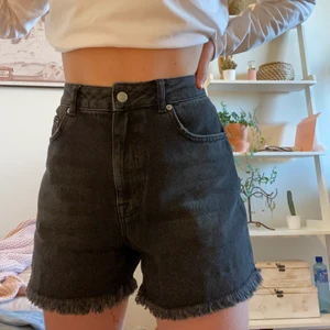 Svarta jeansshorts - Säljer ett par såå snygga svarta stentvättade jeansshorts då de tyvärr inte passar mig längre. På första bilden håller jag in dem där bak för att ge en uppfattning om hur de kan se ut på. Har inte använts många gånger så de är i fint skick! ✨ frakt tillkommer. Skriv om du har några frågor eller vill ha fler bilder 🥰 