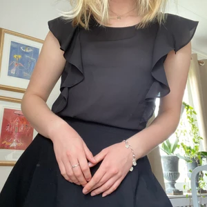 Svart topp  - Säljer både kjolen i en annan annons🌸 blusen är längre än på bilden och i fint skick✨