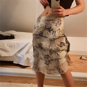Kjol med ormprint - Knälång kjol med ormprint, flowy, har en underkjol så inte genomskinlig. Stl 36, resår i midjan.
