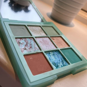 HUDA BEAUTY - Pastells mint - Köpt Oktober 2020, knappt använd (pga att jag inte brukar använda ögonskuggor). 