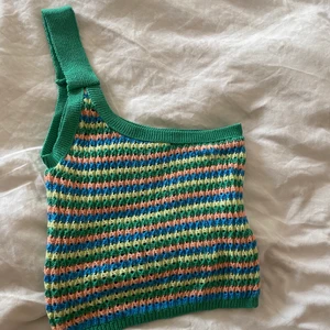 Cool topp🌸 - Säljer denna populära topp från Stradivarius❤️ prislappen finns kvar! Bara att skicka ett meddelande för fler frågor och bilder🌸🌸 