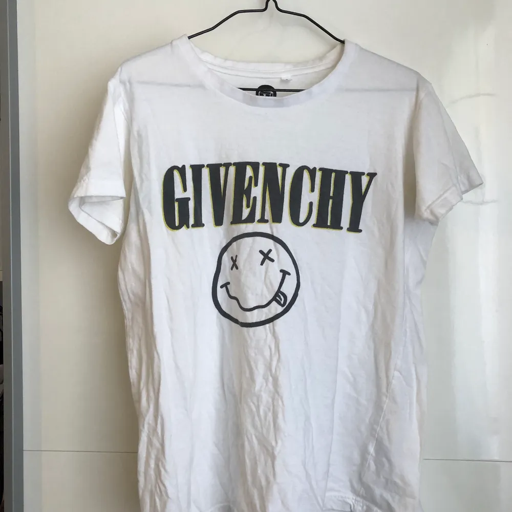 T-shirt från Doctor Fake med Givenchy och Nirvana tryck. Storlek S! . T-shirts.