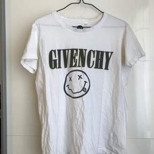 T-shirt från Doctor Fake med Givenchy och Nirvana tryck. Storlek S! 