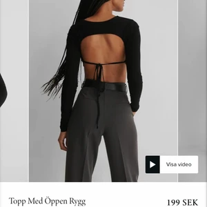 Crop top med öppen rygg - Croppad tröja från nakd med öppen rygg🖤 Går att justera med snören (på baksidan) Endasy använd en gång. Storlek S