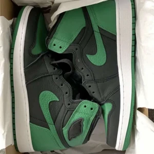 Nike Jordans - Säljer mina Nike Jordans i stl 40,5 köpta från StockX. Använda men i väldigt bra skick! För fler bilder och kvittobevis, skriv privat😊 nypris 3200.