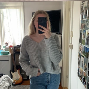 Grå stickad tröja, storlek S - Grå stickad v-ringad tröja från NA-KD, storlek S, knappt använd, i väldigt bra skick, pris: 120kr inklusive frakt