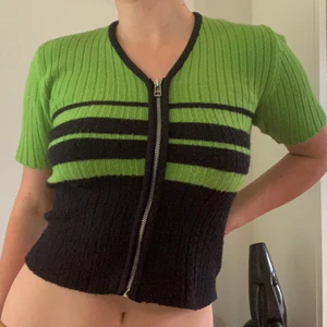 Grön-svart topp! - Skitsnygg grönsvart topp i tjockare material. Justerbar dragkedja. Stretchigt så passar olika storlekar, jag är brukar ha S. Vintage från Japan🌟