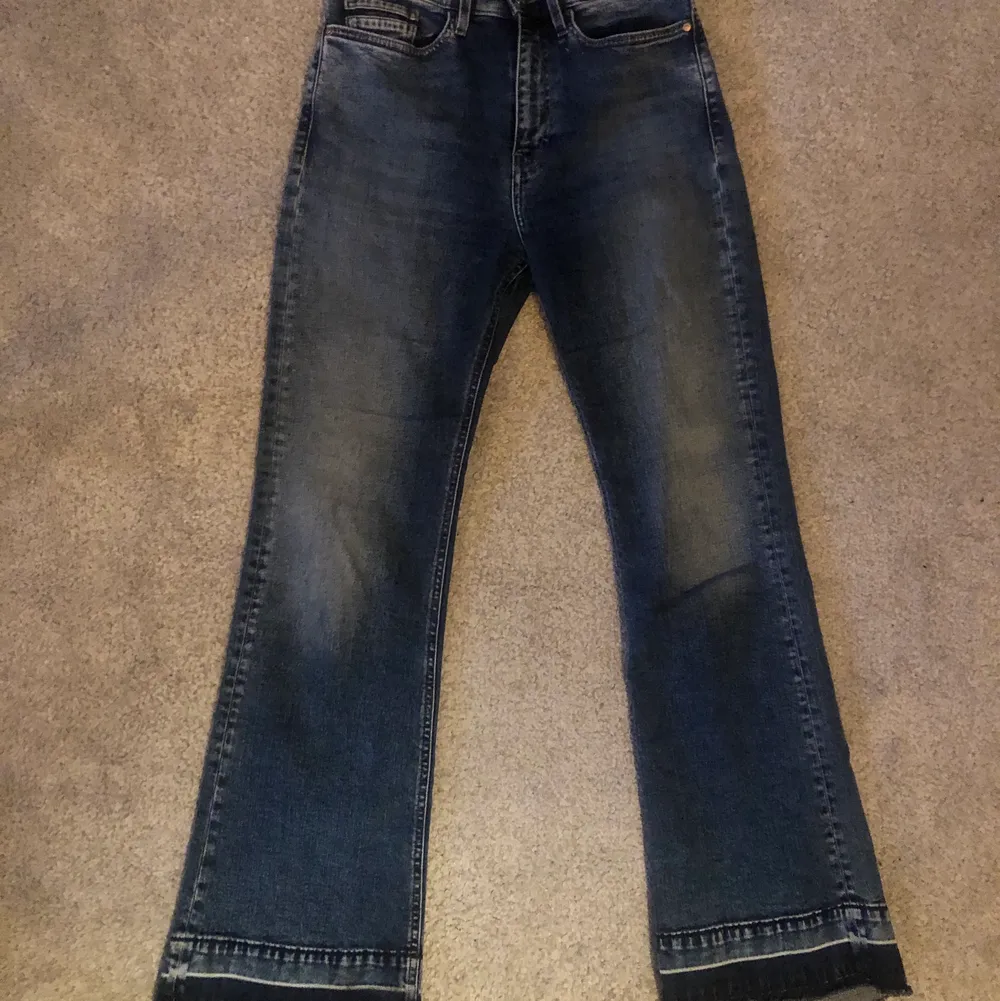 Såå coola jeans men tyvärr för korta på mig, därav knappt använda. Extremt sköna och stretchiga! Fina detaljer på bakfickorna och längst ner😍 Nypris ca 800kr. Frakt tillkommer på 66kr.. Jeans & Byxor.