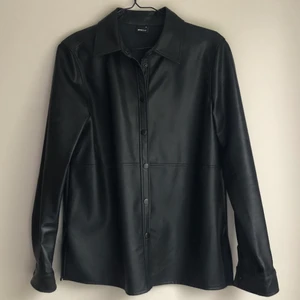 Skjorta - Overshirt/jacka i PU från Gina Tricot. Rak i modellen, storlek 38 och den är true to size. 