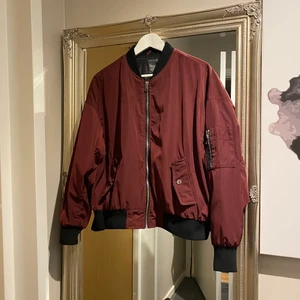 Snygg röd bomberjacka - Snygg jacka i bombermodell, vinröd färg med svarta muddar.   Kan hämtas hos mig på Kungsholmen eller skickas för 99 kr 💌