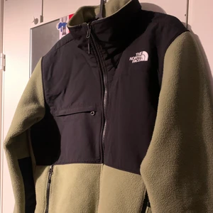 tnf fleece - Riktigt frän grön North Face fleece! Storlek S men är du M så funkar det lika bra. 9/10 inga flaws, nypris 1400. Perfekt till sena sommarkvällar🔥 Kom med bud mina vänner. Svarar snabbare på instagram (@erik14emanuel), ställ gärna frågor och kan skicka fler bilder 