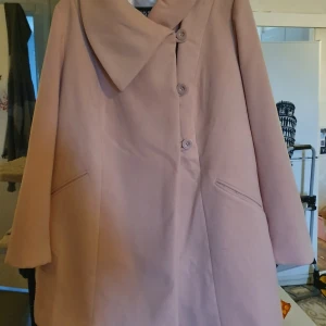 Bonprix collection stl 44 - Splitter ny puder rosa kappa stl 44. Lite 50 tals look tycker jag. Aldrig andvänd pga av fel stl. Kostar ny 700kr i affären.