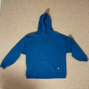 Boxig blå Russel athletic hoodie. Bredd: 63cm, längd: 67cm, tag: XL. 