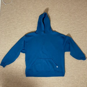 Russel athletic hoodie  - Boxig blå Russel athletic hoodie. Bredd: 63cm, längd: 67cm, tag: XL. 