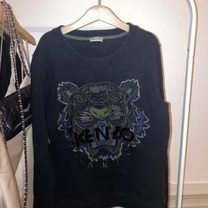 Kenzo tröja - Säljer min skitsnygga kenzo tröja🐯, säljer den för att jag ej känner att jag passar i den! Köpt på NK för 2300 kr 2018, säljer den för 900 (PRIS KAN DISKUTERAS) använt den ca tre gånger!❣️❣️
