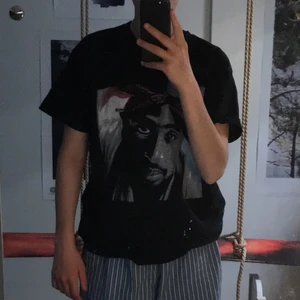 Tupac t-shirt  - svart tisha med svart-vitt tryck och röda detaljer. har använt den några få gånger så den är princip i nyskick. köparen står för frakt 