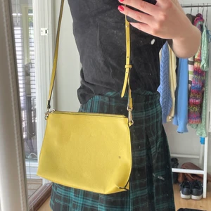 Gul väska  - Snygg väska från H&M! Perfekt nu i sommar! Frakt 48kr står köparen för!💖